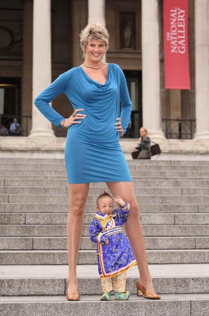 Есть мама длинные ноги. Высокие женщины. Мама длинные ноги.